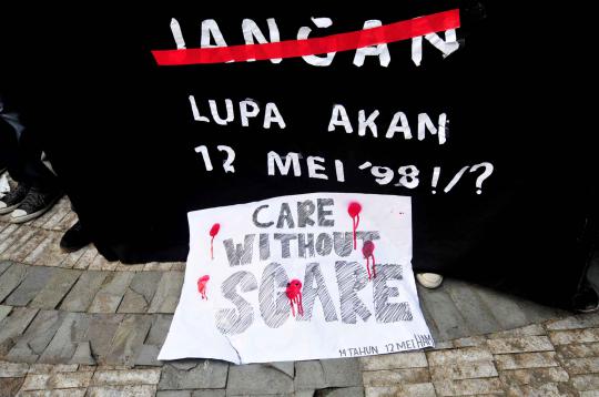 Mahasiswa tampak memblokade Jalan Thamrin saat aksi peringatan 14 tahu 