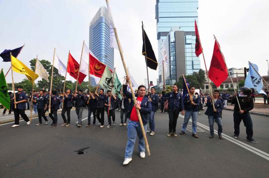 Mahasiswa tampak memblokade Jalan Thamrin saat aksi peringatan 14 tahu 