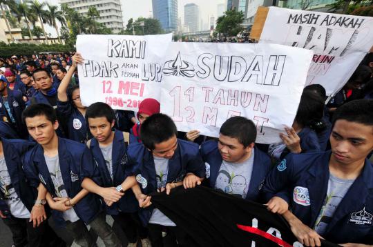 Mahasiswa tampak memblokade Jalan Thamrin saat aksi peringatan 14 tahu 