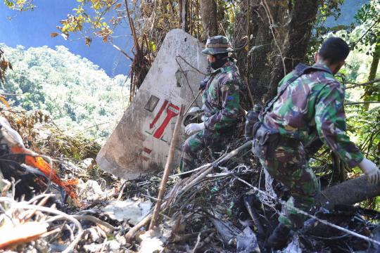 Saat evakuasi jenazah korban pesawat Sukhoi dibawa menggunakan helikop 