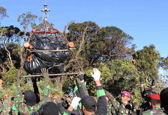 Saat evakuasi jenazah korban pesawat Sukhoi dibawa menggunakan helikop 