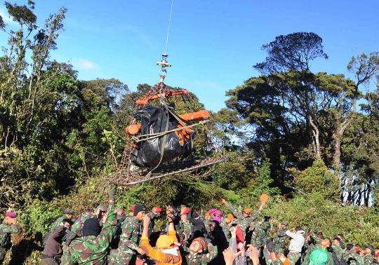 Saat evakuasi jenazah korban pesawat Sukhoi dibawa menggunakan helikop 