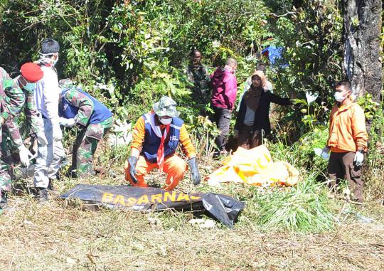 Saat evakuasi jenazah korban pesawat Sukhoi dibawa menggunakan helikop 