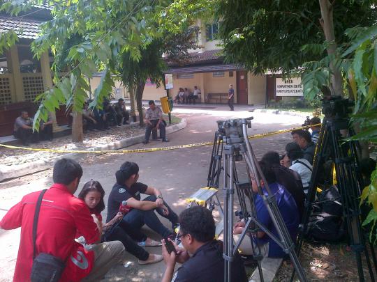 Tampak wartawan dengan duduk menunggu proses identifikasi korban Sukho 