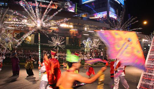 Karnaval pembukaan JFFF Mall Kelapa Gading di tutup dengan pesta kemba 