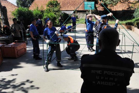 Tim SAR Rusia memasang rangka tenda di halaman sekolah kawasan Cijeruk 