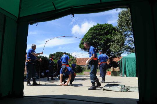 Tim SAR Rusia memasang rangka tenda di halaman sekolah kawasan Cijeruk 