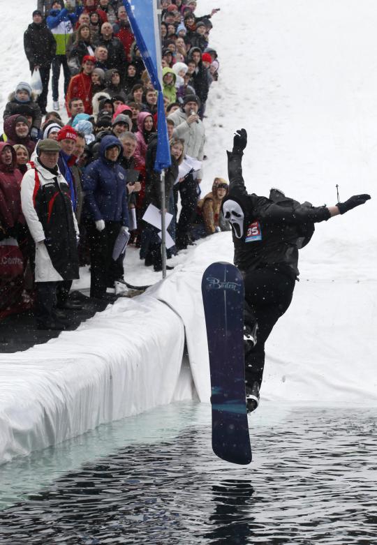 Seorang pemain ski meluncur di atas jalur es panjang 20 meter di resor 