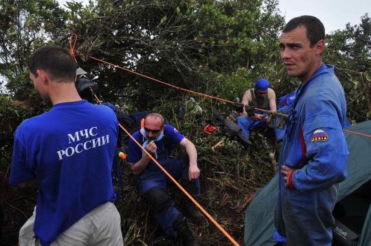 Tim SAR Rusia menyiapkan perlengkapannya untuk melakukan investigasi p 