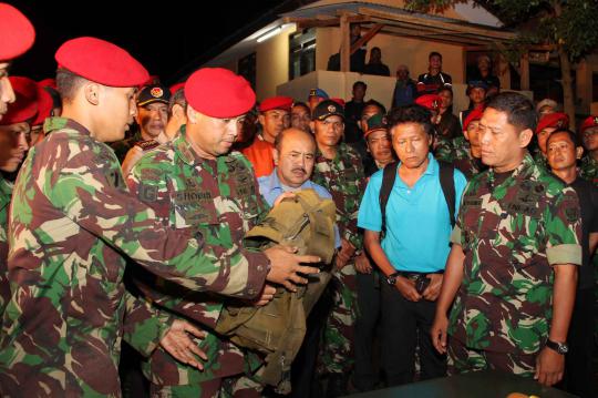 Anggota Kopassus menemukan Black Box pesawat Sukhoi SJ 100  yang jatuh 