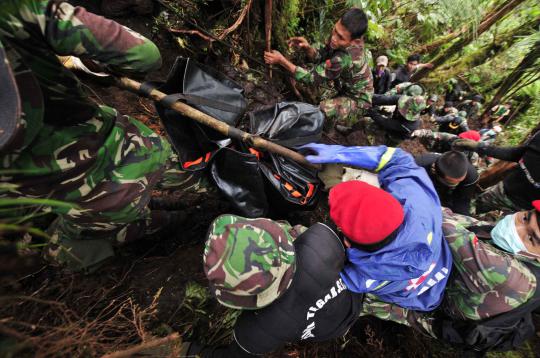 Tim gabungan evakuasi TNI mengangkat jenazah korban kecelakaan pesawat 