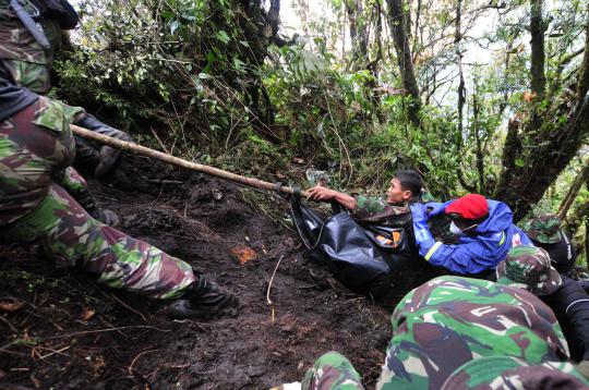 Tim gabungan evakuasi TNI mengangkat jenazah korban kecelakaan pesawat 