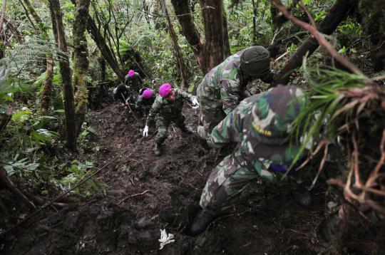 Tim gabungan evakuasi TNI mengangkat jenazah korban kecelakaan pesawat 