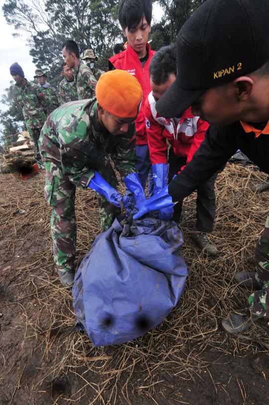Tim gabungan evakuasi TNI mengangkat jenazah korban kecelakaan pesawat 