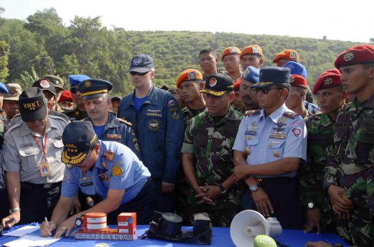 Koordinator Tim SAR gabungan Kolonel Infantri AM Putranto  kanan  meny 