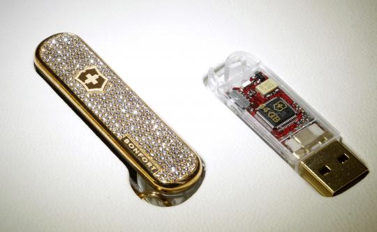 USB flashdisk berlapis berlian khusus ditampilkan pada museum perusaha 