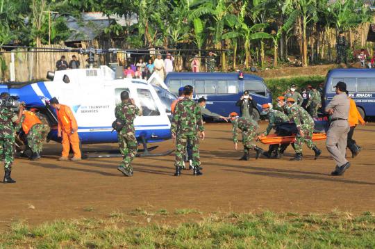 Tim SAR membawa jenazah korban kecelakaan pesawat Sukhoi di lembah men 