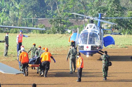 Tim SAR membawa jenazah korban kecelakaan pesawat Sukhoi di lembah men 