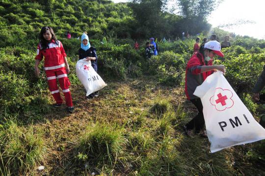 Relawan PMI dan TNI dibantu warga sekitar melakukan bersih   bersih di 