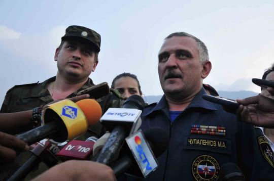 Ketua Tim SAR Rusia Mikhael Cupalenkov  memberikan keterangan kepada w 