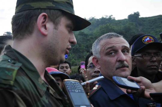 Ketua Tim SAR Rusia Mikhael Cupalenkov  memberikan keterangan kepada w 