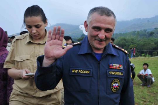 Ketua Tim SAR Rusia Mikhael Cupalenkov  memberikan keterangan kepada w 