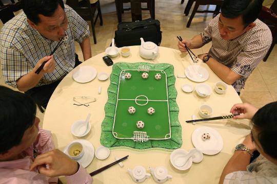 Restaurant ini menyediakan hidangan dalam piring berbentuk lapangan se 