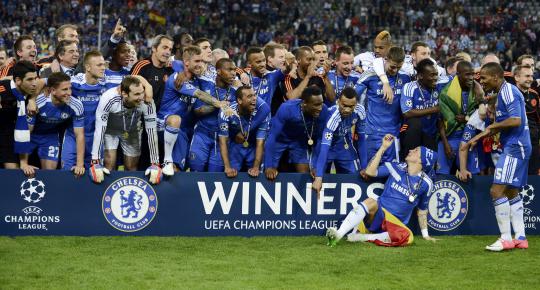 Chelsea menjadi juara baru Liga Champions  Para pemain saat menerima t 