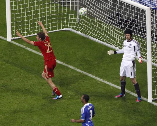 Momen saat Thomas Mueller mencetak gol ke gawang Chelsea  