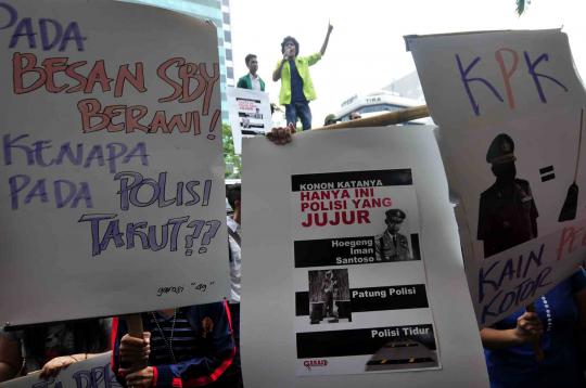 Puluhan massa yang mengatas namakan Gerakan Rakyat Anti Korupsi  Garas 