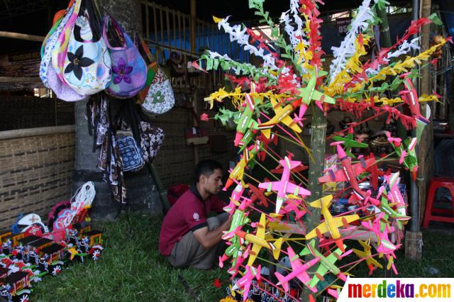 Foto : Mencoba mainan tempo doeloe di Festival Malang 