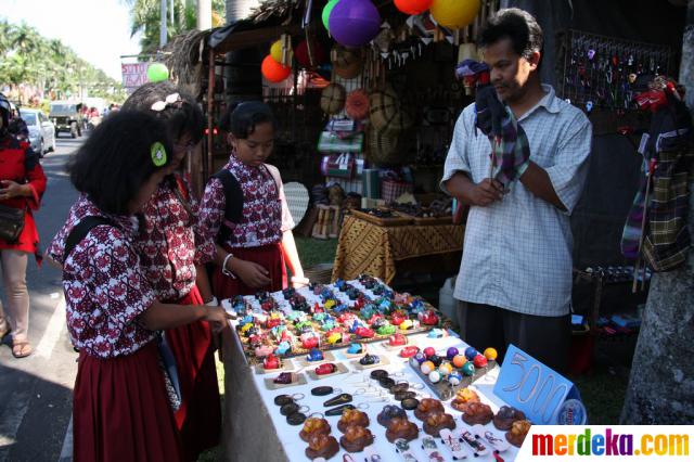 Foto : Mencoba mainan tempo doeloe di Festival Malang