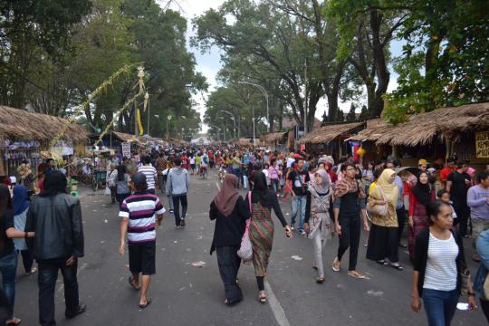 Hiruk pikuk pengunjung di Festival Malang Kembali 2012