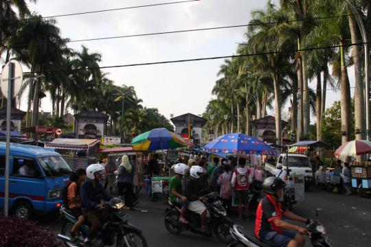 Hiruk pikuk pengunjung di Festival Malang Kembali 2012