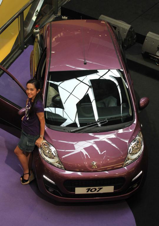 Model cantik saat peluncuran Peugeot 107 di Plaza EX