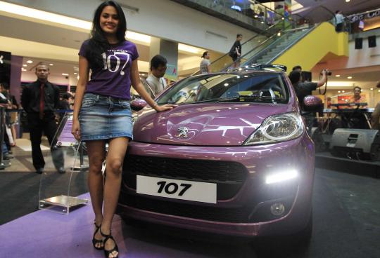 Model cantik saat peluncuran Peugeot 107 di Plaza EX