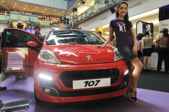 Model cantik saat peluncuran Peugeot 107 di Plaza EX