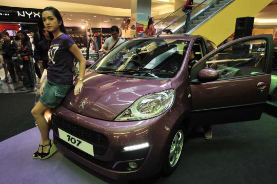 Model cantik saat peluncuran Peugeot 107 di Plaza EX