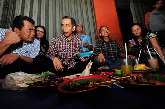 Jokowi makan bareng penggemar di angkringan Fatmawati