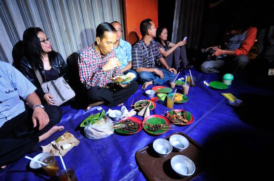 Jokowi makan bareng penggemar di angkringan Fatmawati