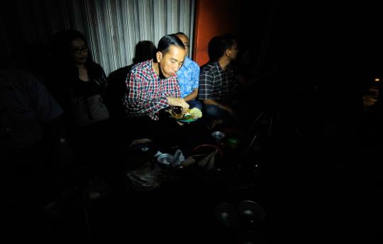 Jokowi makan bareng penggemar di angkringan Fatmawati