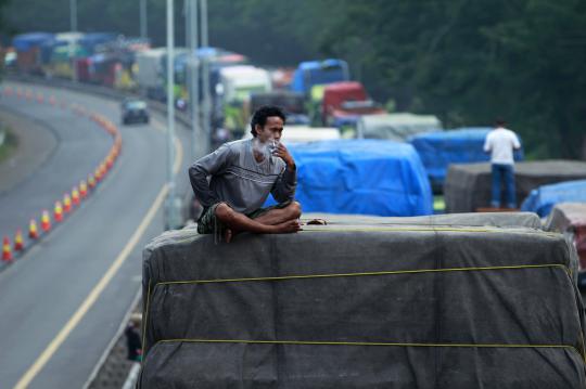 Antrean truk sepanjang 8 KM di Merak