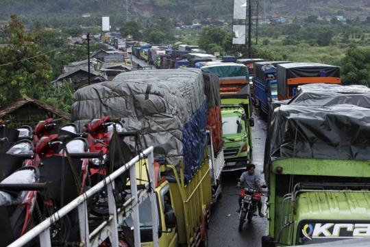 Antrean truk sepanjang 8 KM di Merak