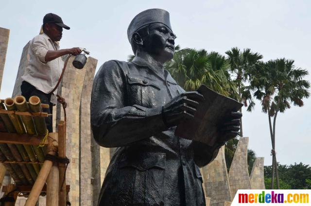Foto Perawatan patung Bung Karno merdeka com Foto Perawatan patung Bung Karno merdeka com