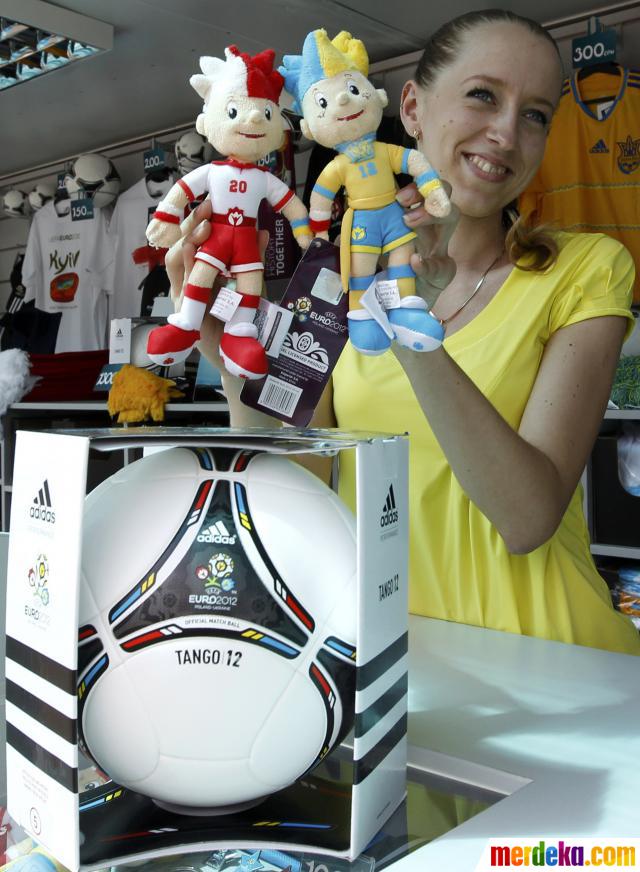 Foto : Aksi maskot Euro 2012 Slavek dan Slavko | merdeka.com