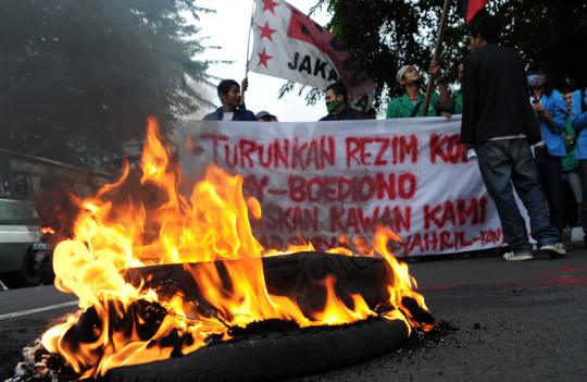 Mahasiswa demo bakar ban