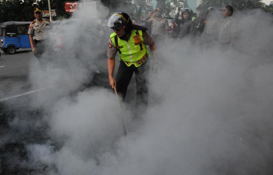 Mahasiswa demo bakar ban