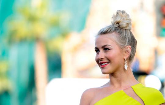 Gaun cerah Julianne Hough 