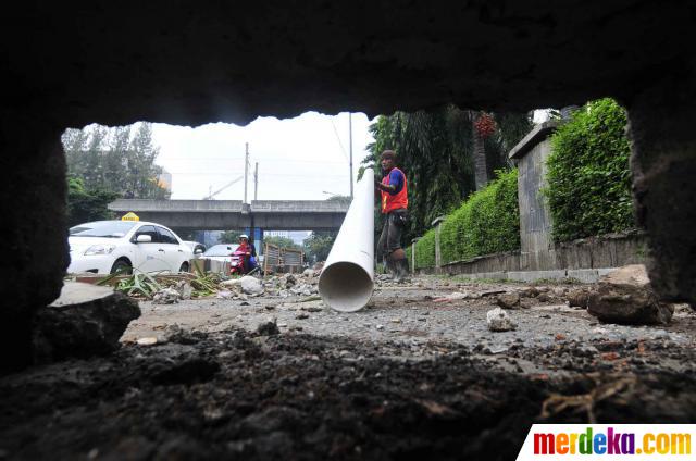 Foto : Trotoar Kebon Sirih direparasi merdeka.com