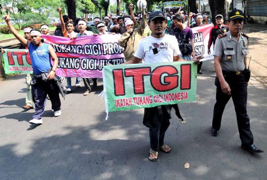 Para tukang gigi demo ke Komnas HAM